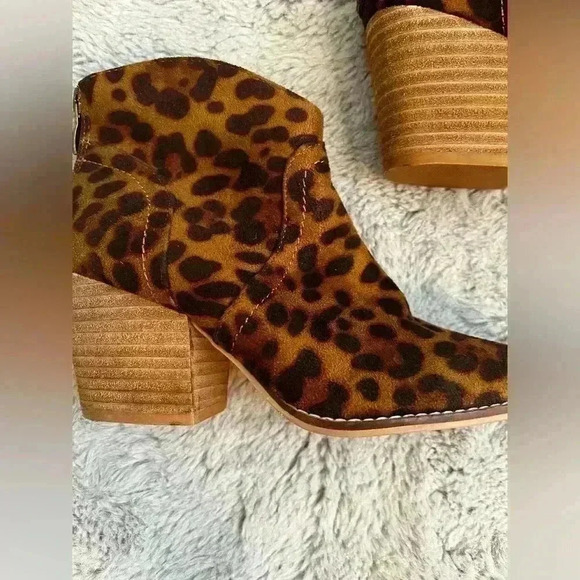 Chic Leopard Ankle Bootie - Picture 2 of 7